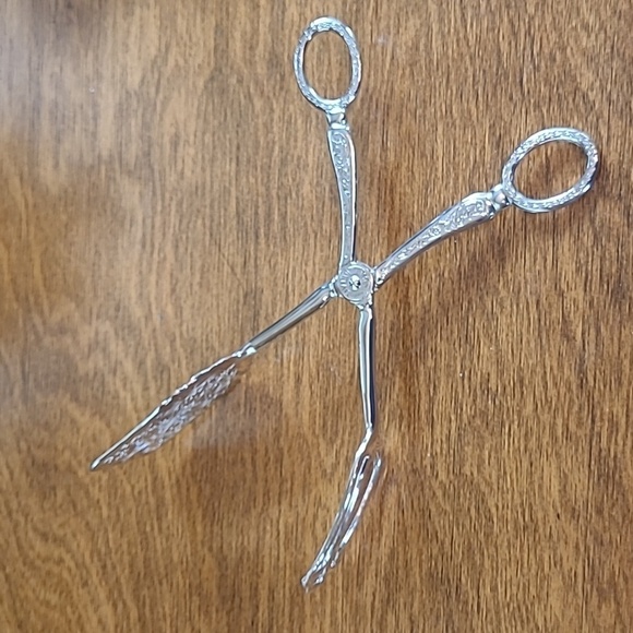 VINTAGE Silverplate Engraved Cake Tongs, Made in Hong Kong - Picture 9 of 16